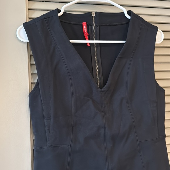 Spanx The Perfect V Neck Seamed Black Sleeveless Top Sz XS - Picture 3 of 7